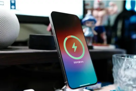 宽甸苹果15换屏服务分享用什么充电器给iPhone15充电更好 